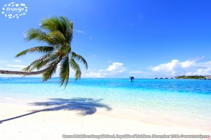 Bãi biển trắng mịn bên làn nước xanh ngọc đặc trưng ở khu resort Conrad Maldives Rangali.