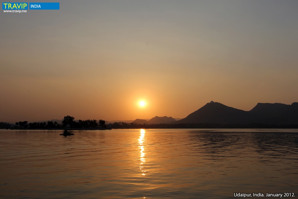 Hồ Udaipur trong ánh hoàng hôn