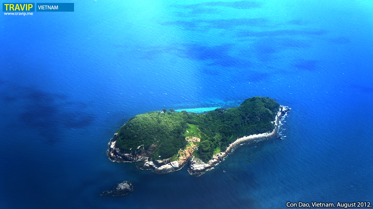 Hòn Tre Nhỏ, một đảo trong quần đảo Côn Đảo, nhìn từ máy bay.