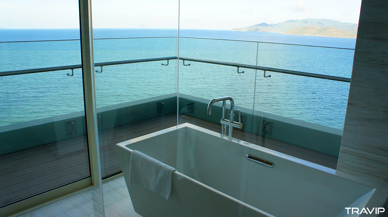 Phòng tắm ở Executive Suite với cảnh nhìn ra vịnh Nha Trang