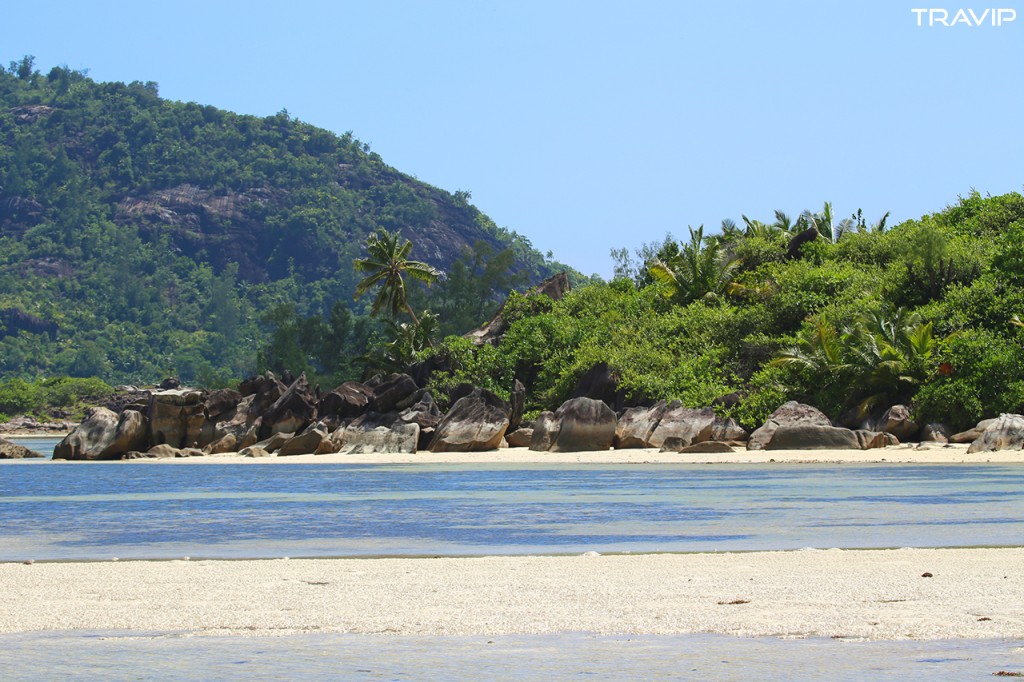 Một bãi biển trước mặt một resort ở đảo Mahé
