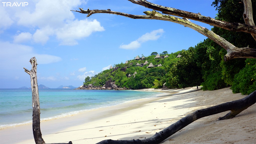 Một bãi biển trước mặt một resort ở đảo Mahé