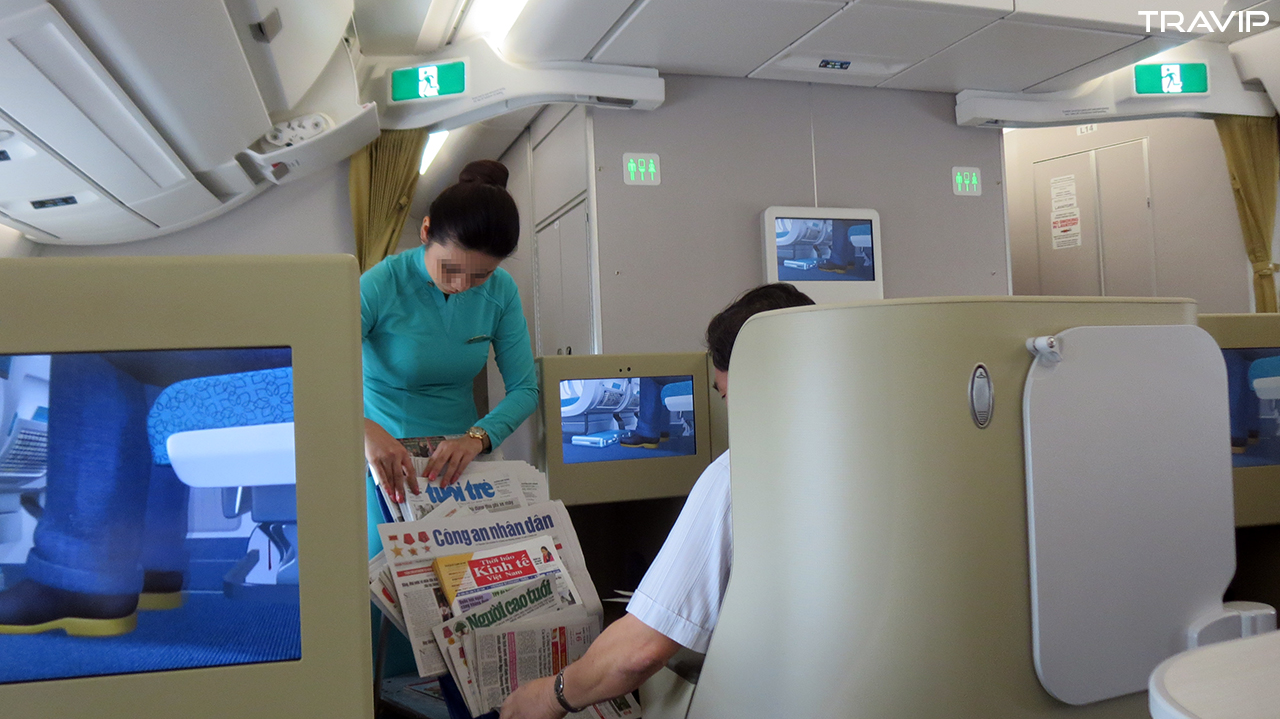 Phục vụ báo và tạp chí trước chuyến bay.