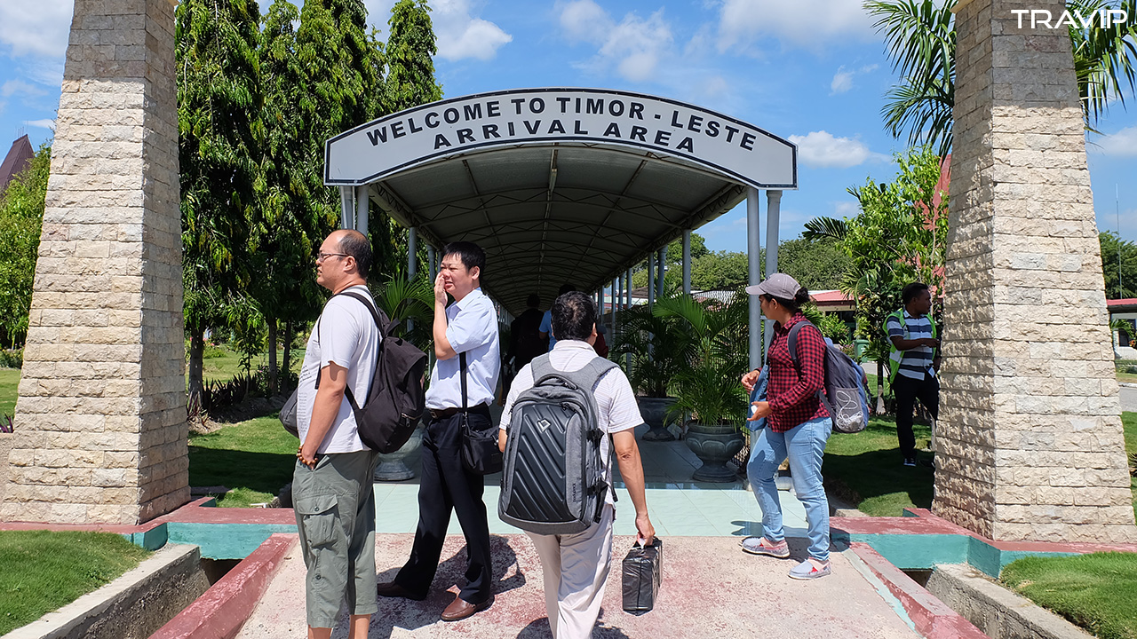 Timor Leste đây rồi! Cổng chào đi vào nhà ga sân bay Dili. 