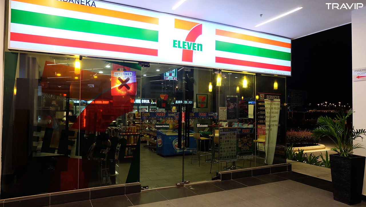 Cửa hàng tiện lợi 7-Eleven dưới sảnh.