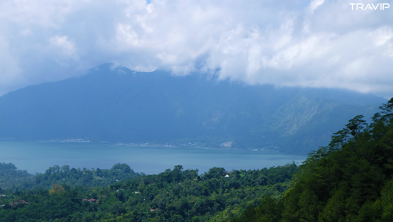 Hồ Batur dưới làn mây. Xa xa bên bờ bên kia là làng Trunyan.