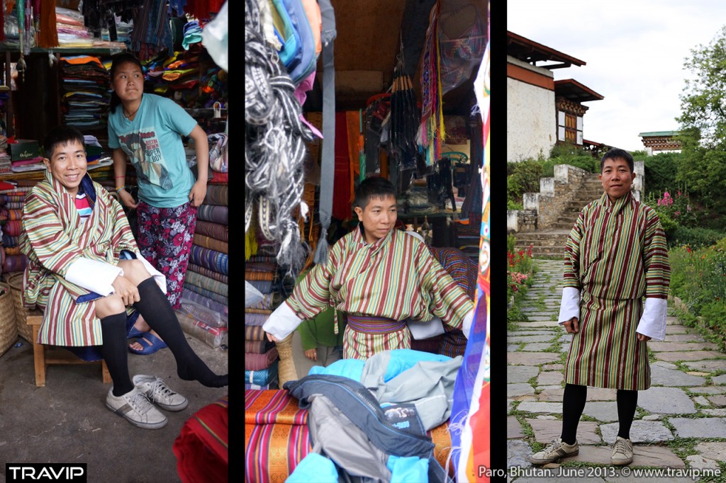 Mặc thử bộ gho truyền thống của người Bhutan.
