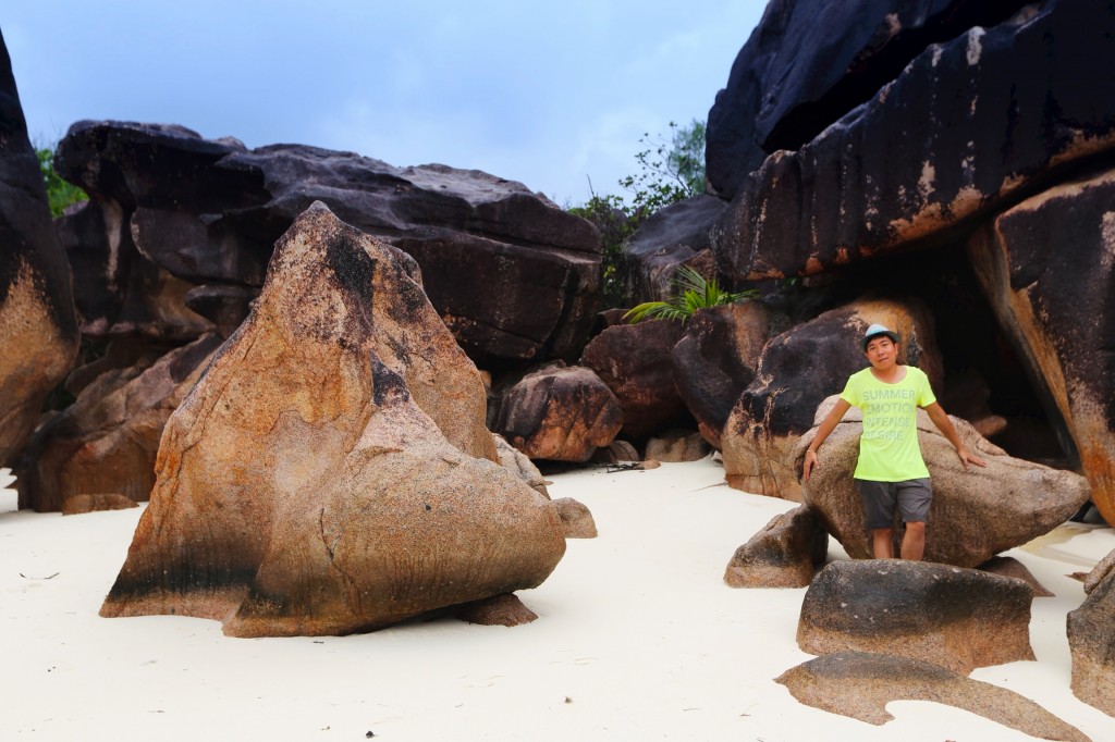 Một góc bãi biển đầy đá trên đảo Curieuse