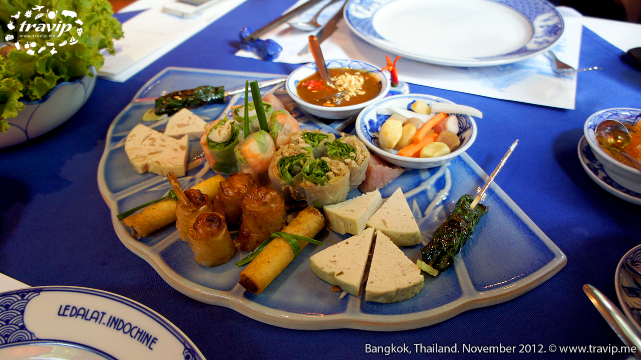 Các món Việt Nam thuần túy được trình bày trong khay đẹp mắt.