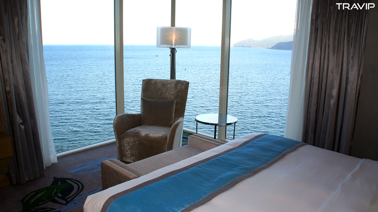 Phòng ngủ của Executive Suite nhìn ra vịnh Nha Trang.
