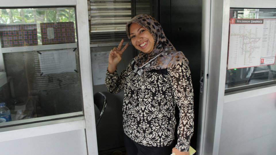 Cô nhân viên bán vé xe buýt nhanh ở Jakarta. Cô gái thân thiện và luôn tươi cười này yêu cầu tôi chụp cho cô bức ảnh khi biét tôi là người nước ngoài.