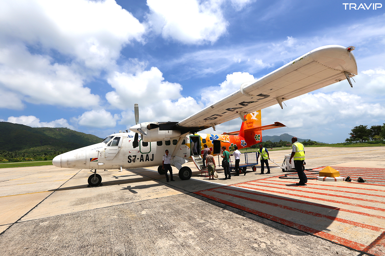 Máy bay nhỏ của Air Seychelles đưa khách từ Mahé ra Praslin.