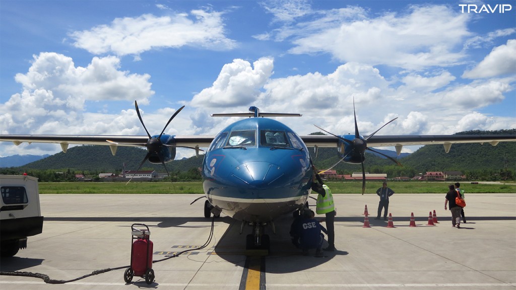 Máy bay ATR72 của Vietnam Airlines vừa đáp xuống sân bay Luang Prabang từ Hà Nội.