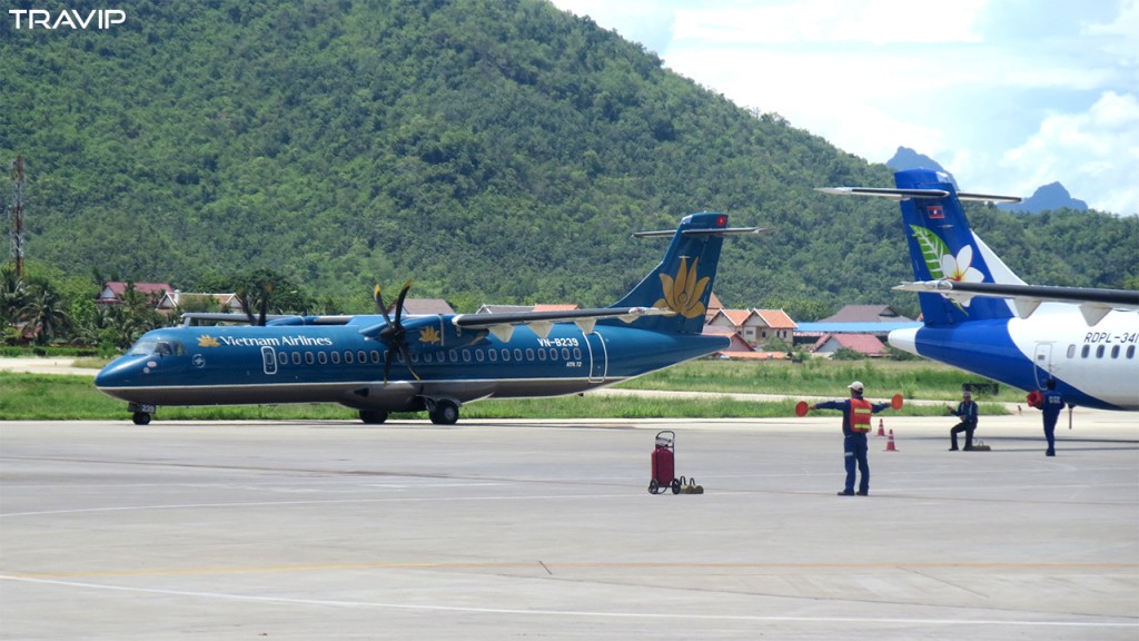 Máy bay ATR72 của Vietnam Airlines vừa đáp xuống sân bay Luang Prabang từ Hà Nội.