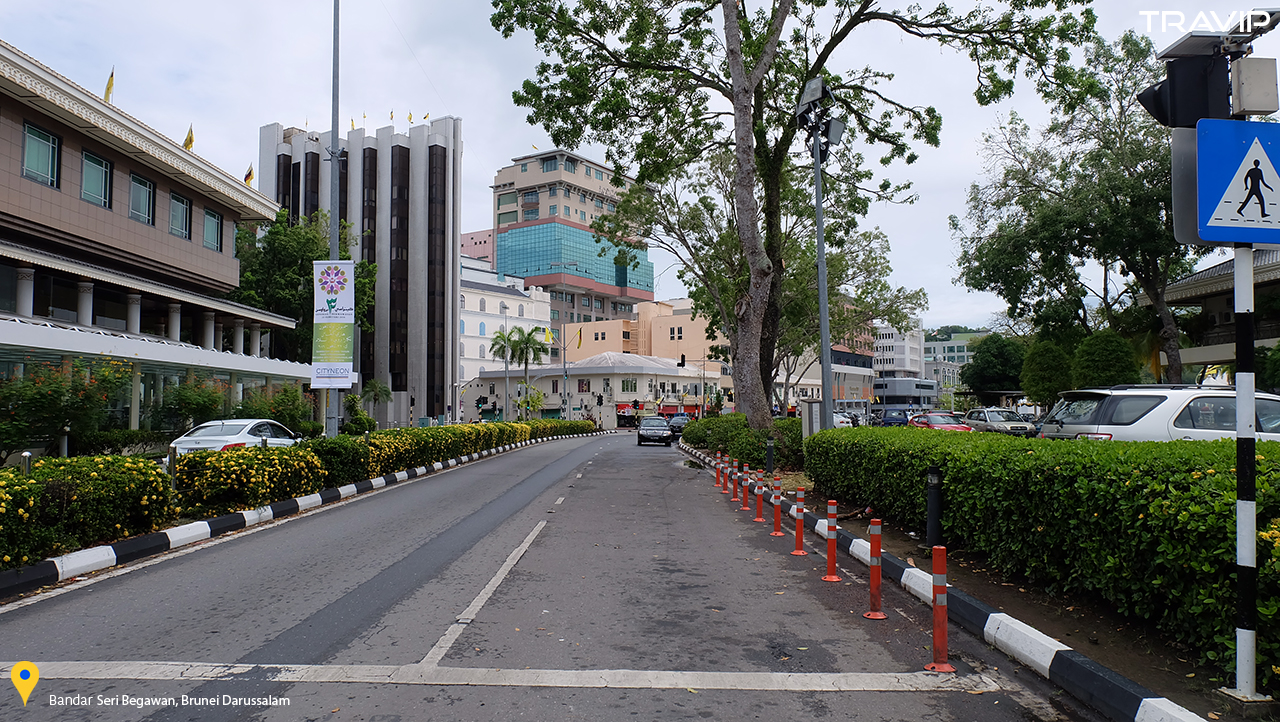 Đường phố vắng vẻ ở Bandar Seri Begawan. 