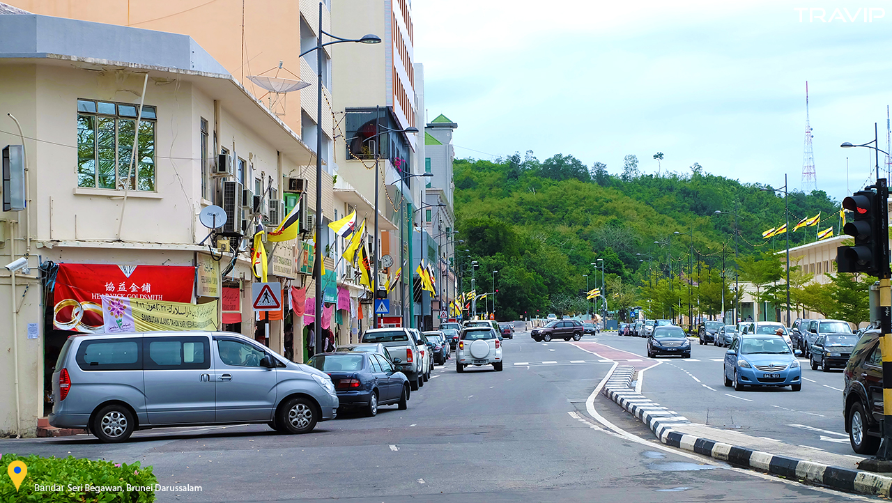 Đường phố vắng vẻ ở Bandar Seri Begawan. 