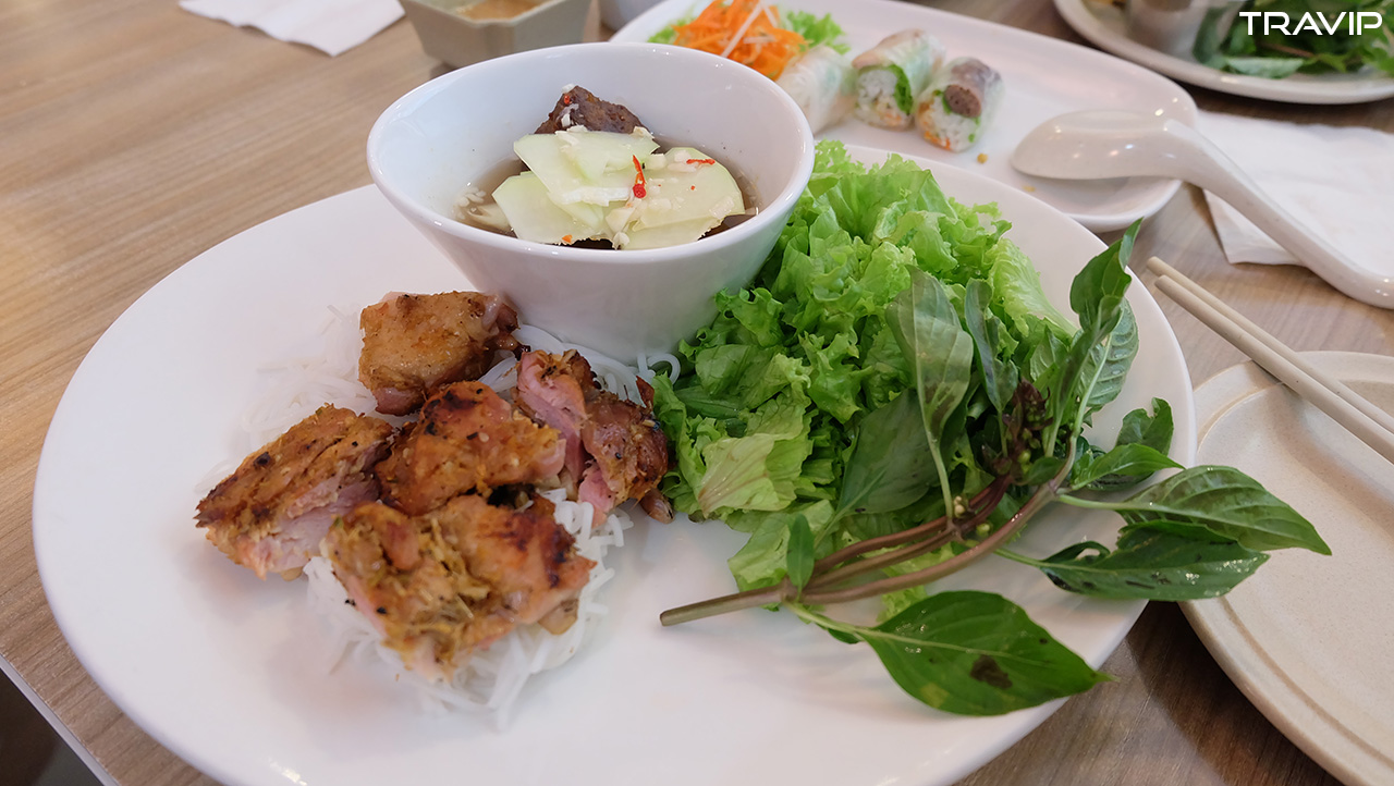 Thèm đồ ăn Việt Nam quá nên ghé quán Việt Nam trong Suria KLCC ở Kuala Lumpur ăn bún chả Hà Nội.