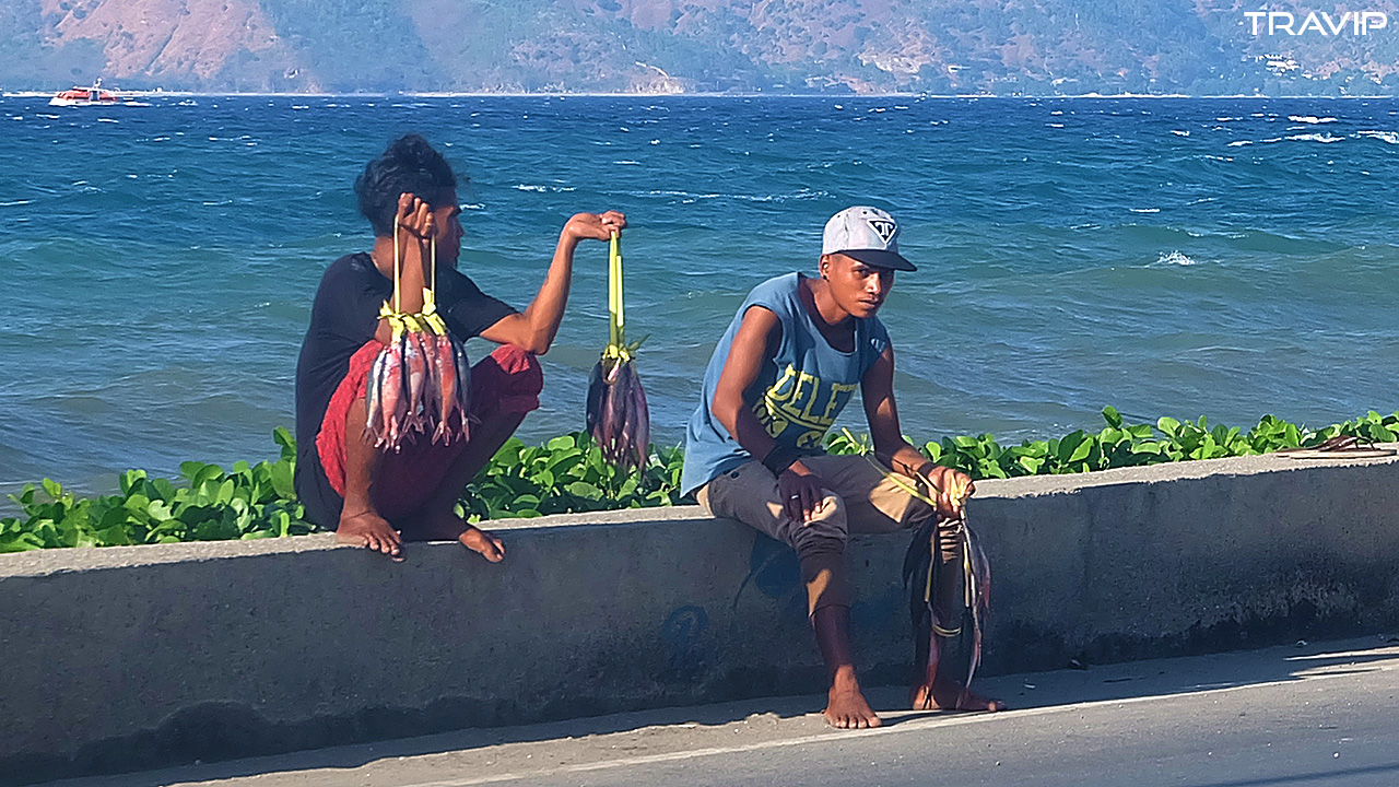 Những thanh niên bán cá ở bờ biển Dili.